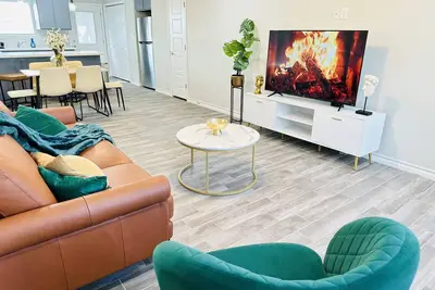 Image de Modern apt/King bed/Free parking/Wi-fi