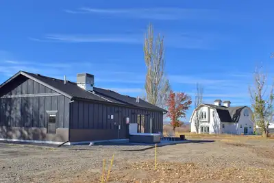 Image de Bookcliff Retreat: Barnhouse & Modern Farmhouse on 13 Acres With Hot Tub