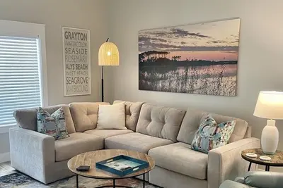 Image de 5 Star New cottage in Old Seagrove. Small heated pool. Close to beach!