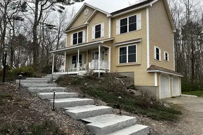 Image de 3 bedroom with views: walk to the 3. 5 mile long sandy Fortunes Rocks Beach\n