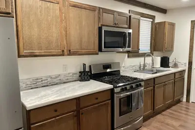 Image de Spacious guesthouse apt with King bed, pet friendly & sleeps 4