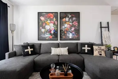 Image de Newly Remodeled Luxe Sooner Suites\n\n