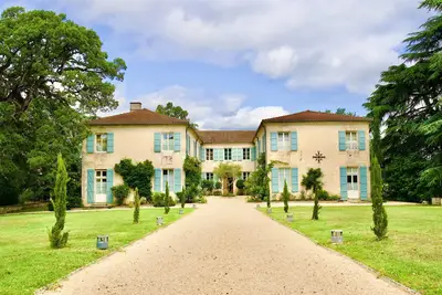 Image de Idyllic French château surrounded by rolling hills- Chateau de Lassalle