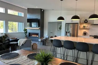 Image de Beachview Retreats - Luxury home with ocean view, hot tub, and pool table