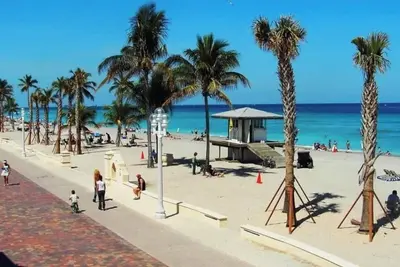 Image de 3/3 Beach House steps away from Beach! Sleeps 8