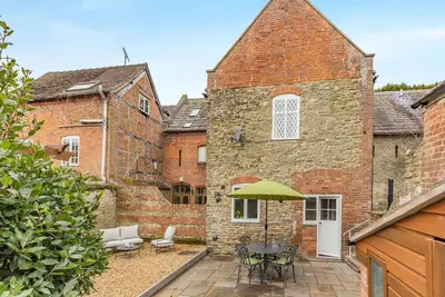 Image de Delightful mid terrace property set in the popular town of Ludlow close to all town amentites.