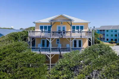 Image de Ocean Views and Pool, King Bed, Beach Access at end of Driveway!