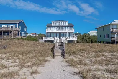 Image de 4br Ocean Front Duplex - off Coast Guard Rd!