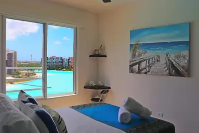 Image de Luxury 3 bedroom 2 bath Lagoon view condo\n\n