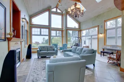 Image de Lakefront Algoma Home w\/ Deck, Grill & Fireplace