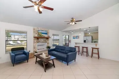 Image de 4/3 Family Home steps to Beach w/Spa in Melbourne Beach