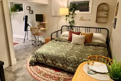 Image de Cozy 400 sqft suite with full kitchen and Inner City Neighborhood Amenities!