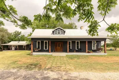 Image de Historic Farmouse & Stable turned Studio Retreat