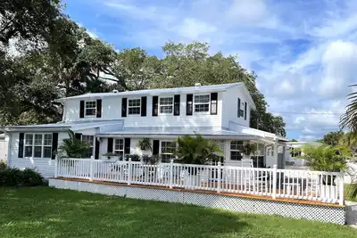 Image de Riverfront Resort. Beautifully restored Historic 1910 House. 55+ Adult Park