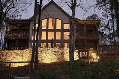 Image de Windows on Wedowee: Lakefront Luxury Private 4 Br\/3. 5 Ba House w\/ 2-Level Dock