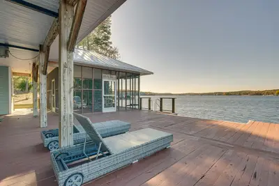 Image de Cozy Lakefront Cabin in Semora w/ Large Dock!