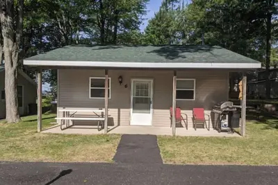 Image de Cozy 2-bedroom cabin with lake view and access.