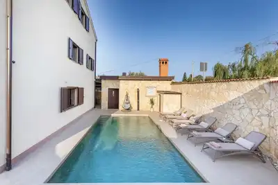 Image de Charmante villa de 6 chambres pour 12 personnes avec piscine, double espace de vie, 5 places de parking