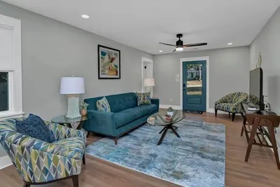 Image de Modern Home Near Forest Drive | 3br 2ba