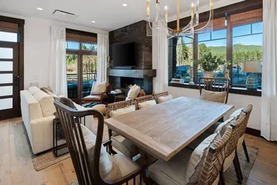 Image de Stunning 1256 sqft. 2 bed, 2. 5 bath Condominium