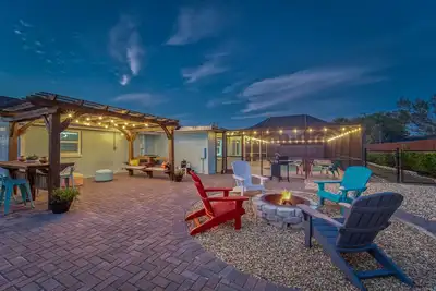 Image de Summer Gem -New heated Pool -3b-2br King-Q-2Twin-Sb -patio-cozy fire pit-bbq