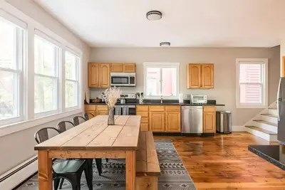 Image de Spacious Townhome Style Apt\n\n
