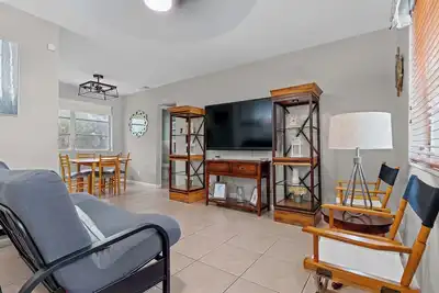 Image de Coastal Beauty 2br Apartment - Walk to Downtown!