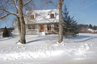 Image de 5 minutes to Sutton! Family-sized house with a stunning view of Mont Sutton