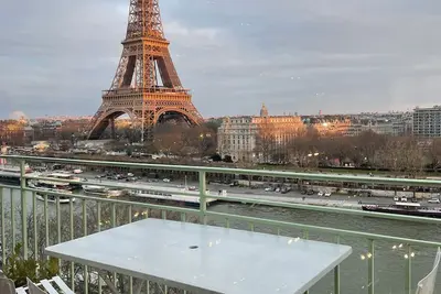 Image de Appartement avec grand balcon et vue incroyable sur la Tour Eiffel et la Seine