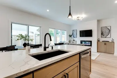 Image de Beautiful New Home, Close to Autzen.