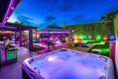 Image de Free Heated Pool! • Pickleball • Golf • Hot Tub • Fire Pit • Ping Pong • Arcade