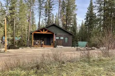 Image de The Highlander, a beautiful cozy modern cabin at Terrace Lakes Resort.