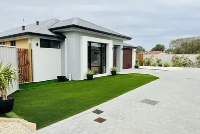 Image de Brand New 5 Bedroom Home 1km from the Beautiful Busselton Beaches