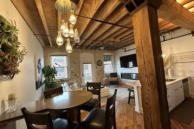 Image de New Listing Downtown! Level 1 has a Restaurant, Brewery, Salon & Spa, & More