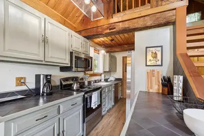 Image de Evergreen Chalet: 3 br, wood stove, hot tub, firepit, quiet forest views!