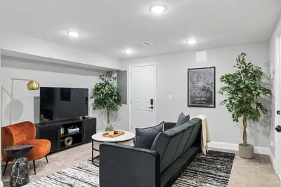 Image de Midcentury Guest Suite w/ King Size Bed - 10 min from Ravens and Orioles!