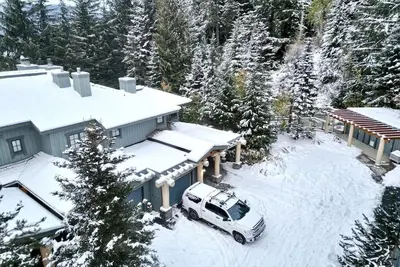 Image de Whistler Luxury Ski-In/Out Log Home Sleeps 12+ Private Jacuzzi and Parking