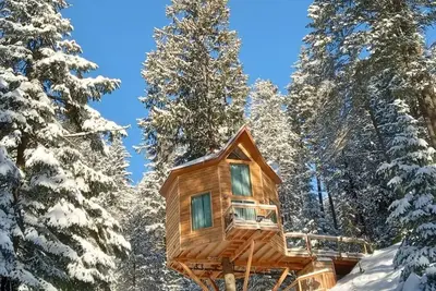 Image de Romantic Treehouse Getaway with Peaceful Mountain Views!