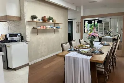 Image de Romantic style El y Ella home. \nCozy family- sized. . . . . . . . . . . . . . . . . . . . . . . . . . . .