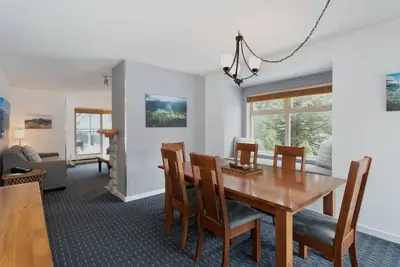 Image de Ski In/ Ski Out Condo w/ Jacuzzi, Pool, Sauna literally 20 seconds to Gondola