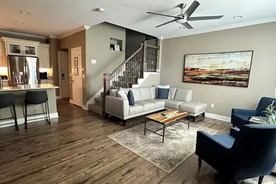 Image de Luxury condo. 2 car garage, rooftop patio. Perfect for work or play!