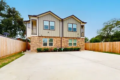 Image de Newly built duplex home with fenced patio & convenient location