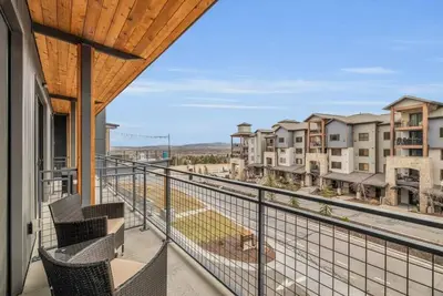 Modern Ski-in/Ski-out Canyons Village Studio
