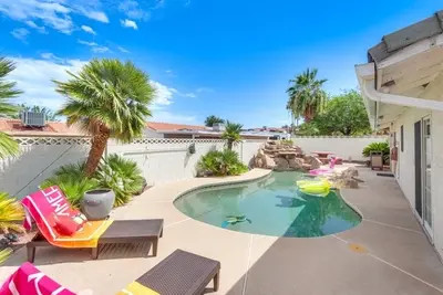Modern Home 20min From the Airport
