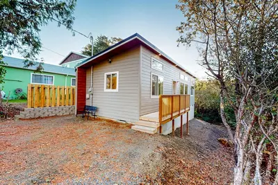 Image de Peaceful & sun-soaked coastal retreat with W/D - steps to downtown & the beach