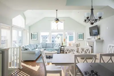 Tranquil Sunrises, Pool & Boardwalk Path to Beach!