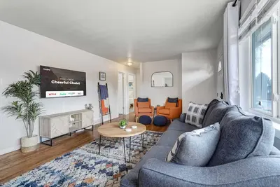 Image de Cheerful Chalet! Centrally Located w Bbq Pit