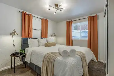 Image de Cheerful Cove - Cozy Basement Centrally Located