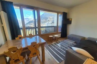 Image de Appartement lumineux skis aux pieds avec balcon