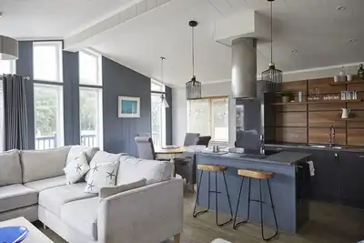 Image de Stunning modern pet friendly holiday lodge in the Seven Bays area N Cornwall